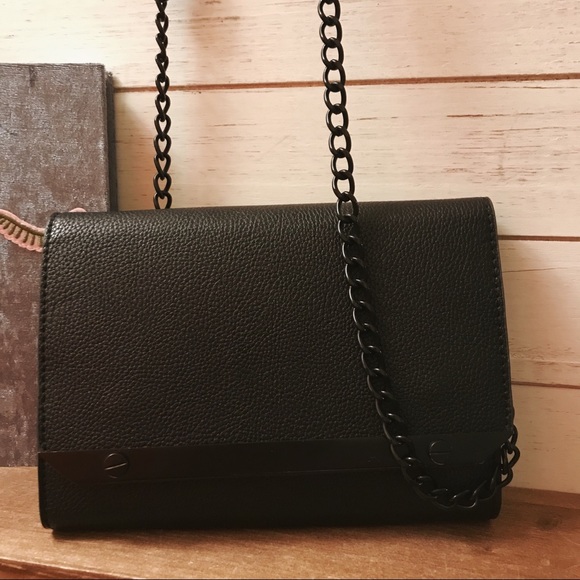 Black clutch bag with petite metallic chain - Picture 4 of 5